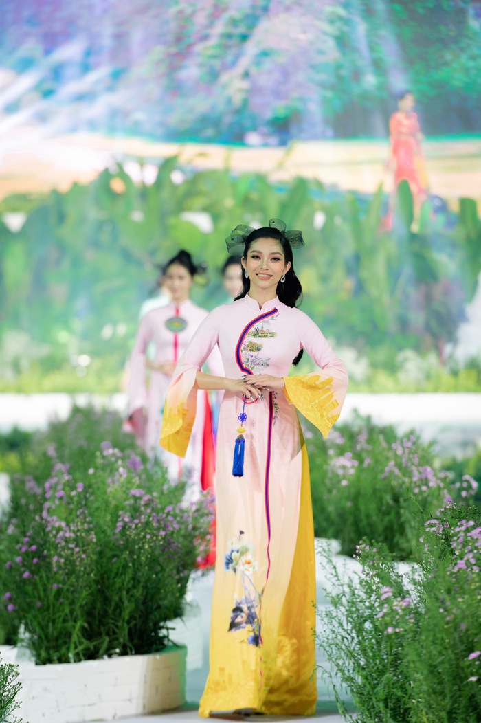 Á hậu The Globe 2022 Lâm Thu Hồng trong tà áo dài lấy cảm hứng từ TP Hồ Chí Minh với các địa danh Trụ sở Thành ủy, Bưu điện, Chợ Bến Thành…