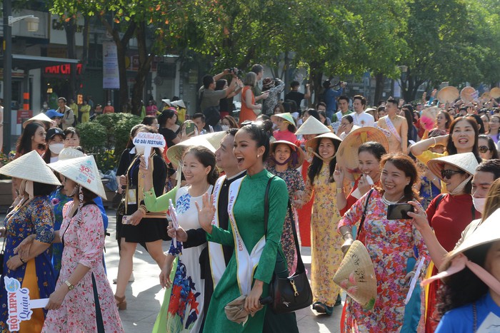 Nguyên Phó Chủ tịch nước, lãnh đạo Hội LHPN Việt Nam và 3000 hội viên phụ nữ TPHCM cùng diễu hành áo dài - Ảnh 2.
