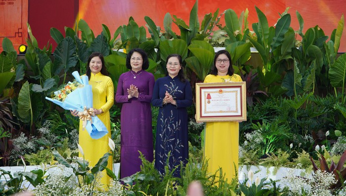 Nguyên Phó Chủ tịch nước, lãnh đạo Hội LHPN Việt Nam và 3000 hội viên phụ nữ TPHCM cùng diễu hành áo dài - Ảnh 3.