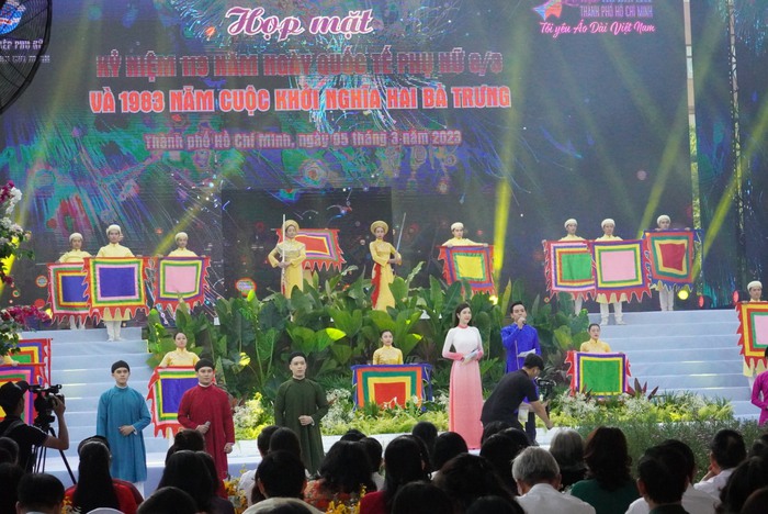 Nguyên Phó Chủ tịch nước, lãnh đạo Hội LHPN Việt Nam và 3000 hội viên phụ nữ TPHCM cùng diễu hành áo dài - Ảnh 7.