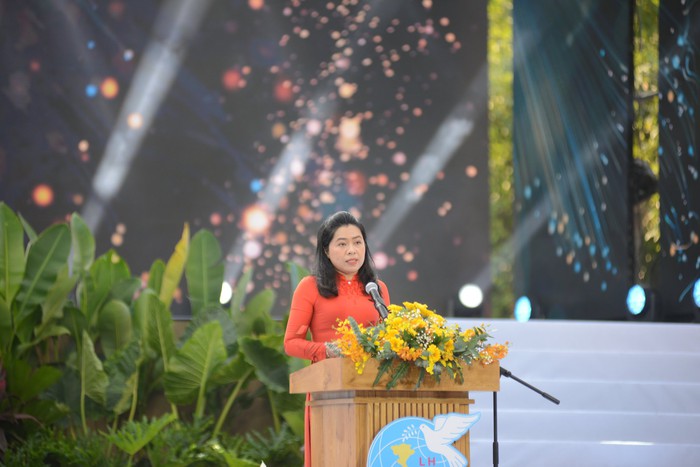 Nguyên Phó Chủ tịch nước, lãnh đạo Hội LHPN Việt Nam và 3000 hội viên phụ nữ TPHCM cùng diễu hành áo dài - Ảnh 1.