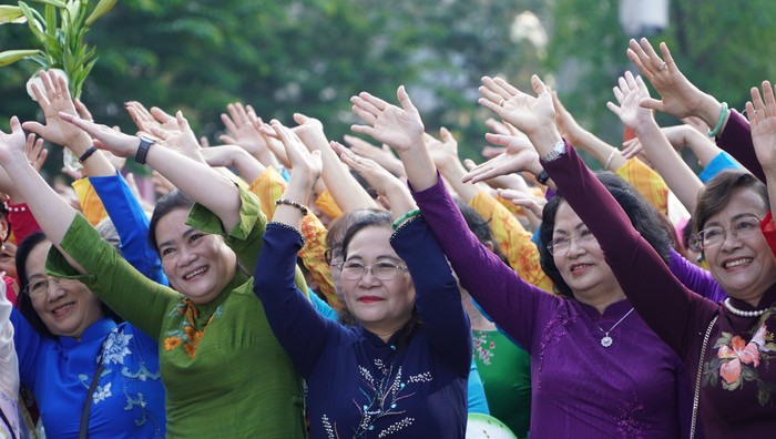 Nguyên Phó Chủ tịch nước, lãnh đạo Hội LHPN Việt Nam và 3000 hội viên phụ nữ TPHCM cùng diễu hành áo dài - Ảnh 5.