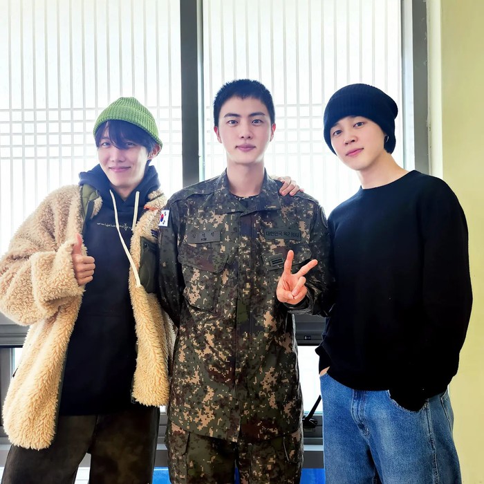 Khung hình hot nhất ngày: Jimin và J-Hope đến thăm Jin (BTS) trong quân đội, thu hút đến 12 triệu lượt &quot;thả tim&quot; - Ảnh 1.