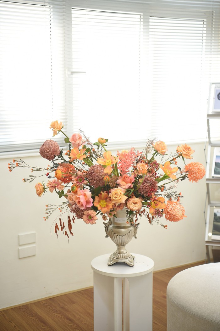 Bình hoa tông cam vừa có chút cổ điển lại vừa hiện đại, cá tính của Joy Blooms chắc sẽ khiến phái đẹp ấn tượng