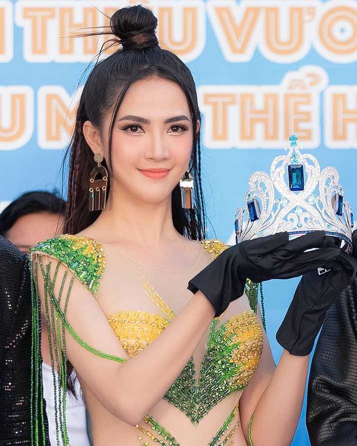 Hoa hậu Đại sứ Du lịch Thế giới Phan Thị Mơ 2018 Phan Thị Mơ giới thiệu chiếc vương miện sẽ được trao cho Hoa hậu Siêu mẫu Thể hình Thế giới 2023