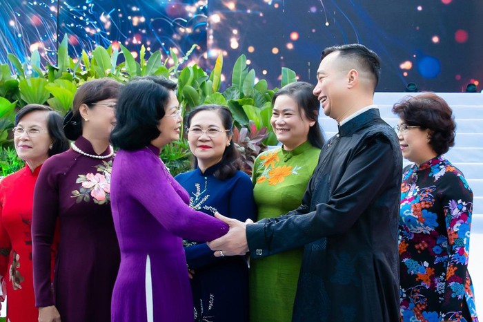 NTK Đỗ Trịnh Hoài Nam trao đổi cùng các đại biểu tại Lễ hội Áo dài TP Hồ Chí Minh 2023