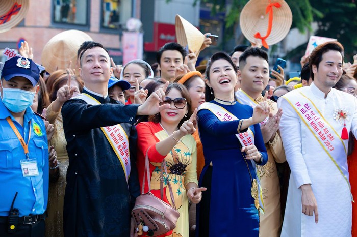 Các Đại sứ của Lễ hội Áo dài TP Hồ Chí Minh tham gia diễu hành