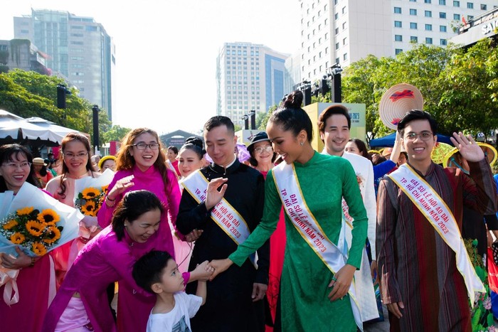 Những Đại sứ Lễ hội Áo dài TP Hồ Chí Minh nhận được sự cổ vũ của công chúng khi tham gia diễu hành