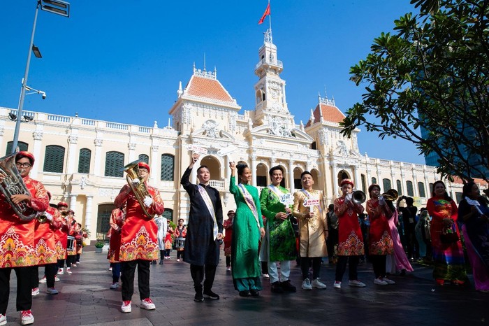 Diễu hành áo dài là hoạt động nhằm tôn vinh vẻ đẹp đa dạng của tà áo dài Việt trong đời sống thường nhật
