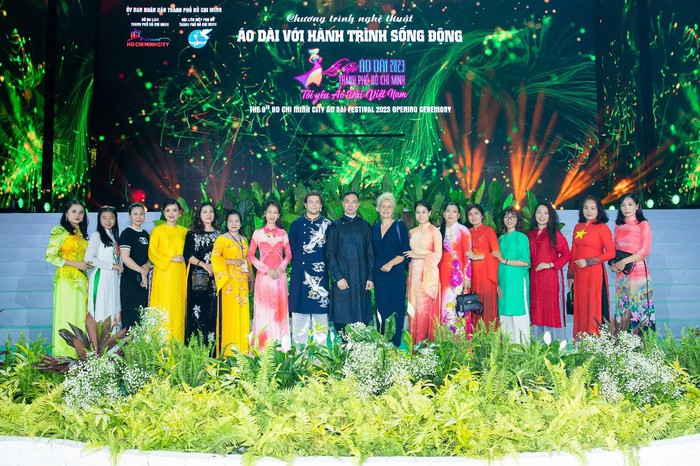 NTK Đỗ Trịnh Hoài Nam và các đại biểu tham gia chương trình nghệ thuật “Áo dài với hành trình sống động”