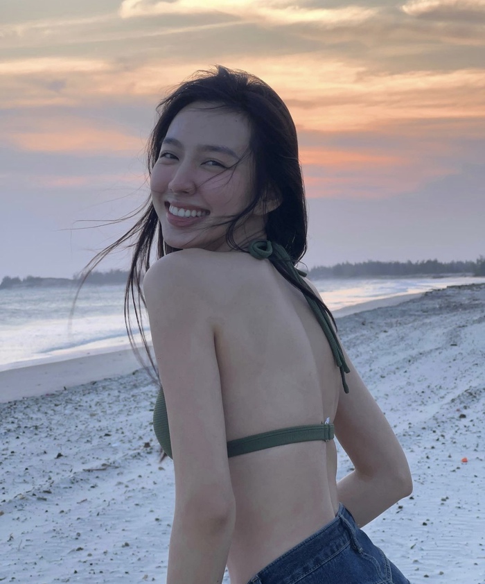 Hoa hậu Thuỳ Tiên khoe nhan sắc xinh đẹp và đường cong thon gọn trên biển - Ảnh 2.