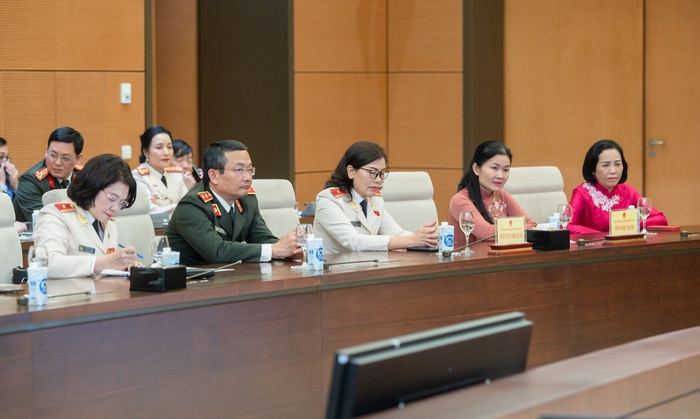 Chủ tịch Quốc hội Vương Đình Huệ gặp mặt nữ đại biểu Công an nhân dân - Ảnh 2.