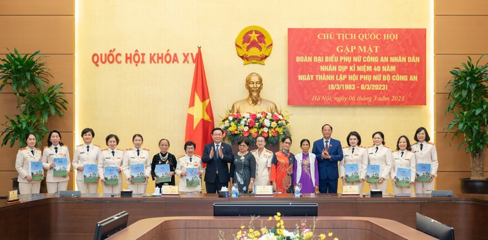Chủ tịch Quốc hội Vương Đình Huệ gặp mặt nữ đại biểu Công an nhân dân - Ảnh 4.