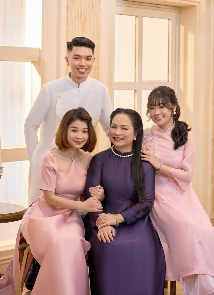 Stylist Duy Nguyễn cùng mẹ và 2 em gái