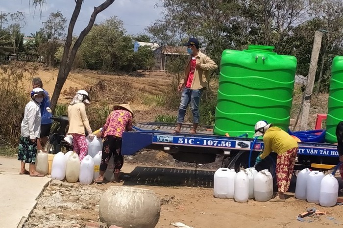 Dự án nhân ái “Đem nước ngọt giúp người dân trong mùa khô hạn” do CEO Yến Phượng cùng Công ty TNHH Thương mại Xây dựng Đại Phước Thành thực hiện