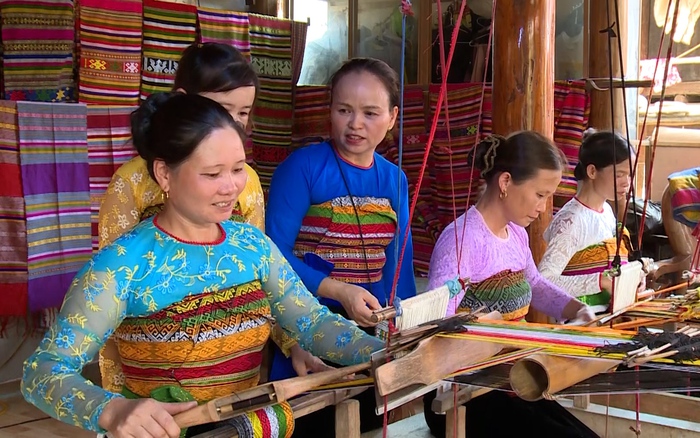 Đầm Boho Thổ Cẩm Thêu Họa Tiết Sắc Màu Thái Lan - kèm ảnh chi tiết từng  đường kim mũi chỉ | Shopee Việt Nam