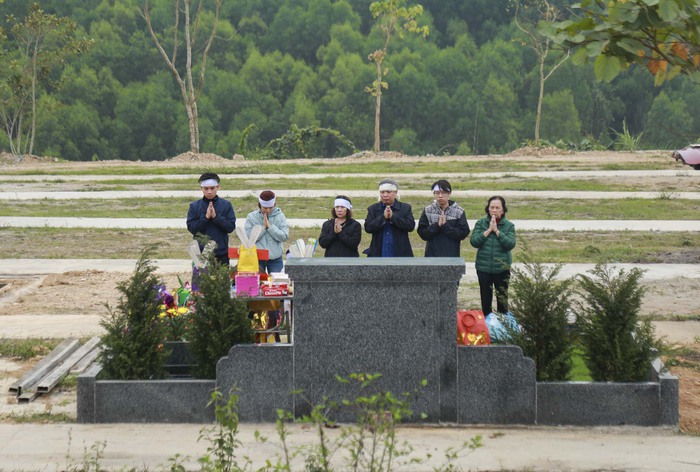 Nhiều gia đình ở Hà Nội vượt hàng chục cây số đi tảo mộ dịp Tết Thanh minh - Ảnh 7.