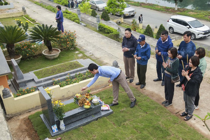 Nhiều gia đình ở Hà Nội vượt hàng chục cây số đi tảo mộ dịp Tết Thanh minh - Ảnh 1.