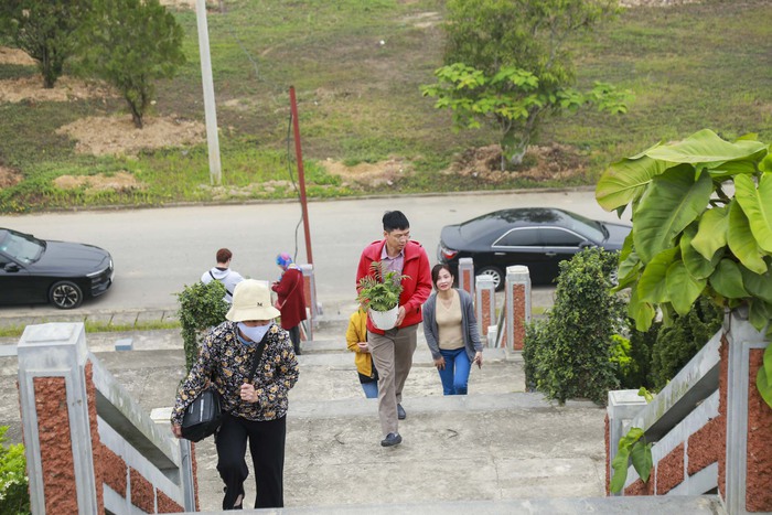 Nhiều gia đình ở Hà Nội vượt hàng chục cây số đi tảo mộ dịp Tết Thanh minh - Ảnh 8.