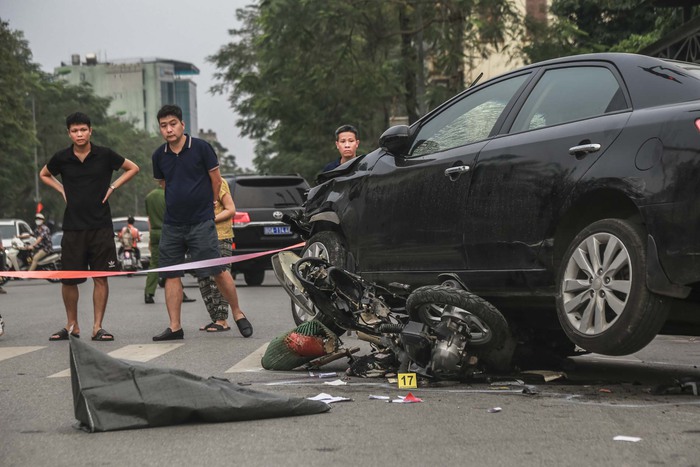 Một nạn nhân trong vụ ô tô tông 17 xe máy vẫn nguy kịch, hôn mê sâu: Bố mẹ trải chiếu nằm tạm, mong chờ con tỉnh lại
 - Ảnh 1.