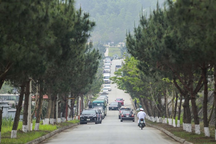 Nhiều gia đình ở Hà Nội vượt hàng chục cây số đi tảo mộ dịp Tết Thanh minh - Ảnh 3.