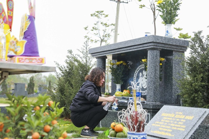 Nhiều gia đình ở Hà Nội vượt hàng chục cây số đi tảo mộ dịp Tết Thanh minh - Ảnh 11.