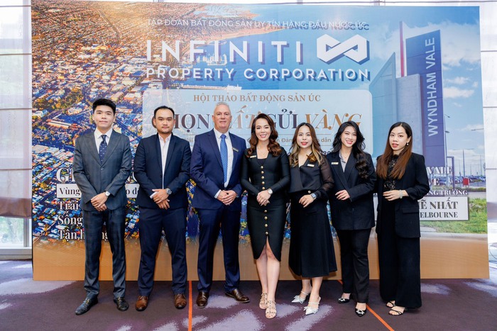 Đại diện Infiniti trước giờ hội thảo ở TP HCM