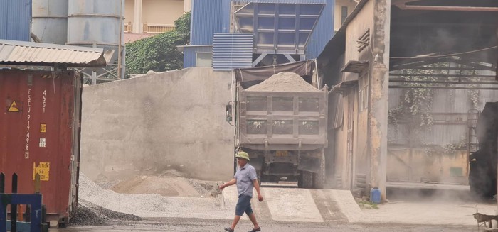 Hà Nội: Người dân kêu cứu vì trạm trộn bê tông Petrolimex gây ô nhiễm, khói bụi ngày đêm - Ảnh 2.