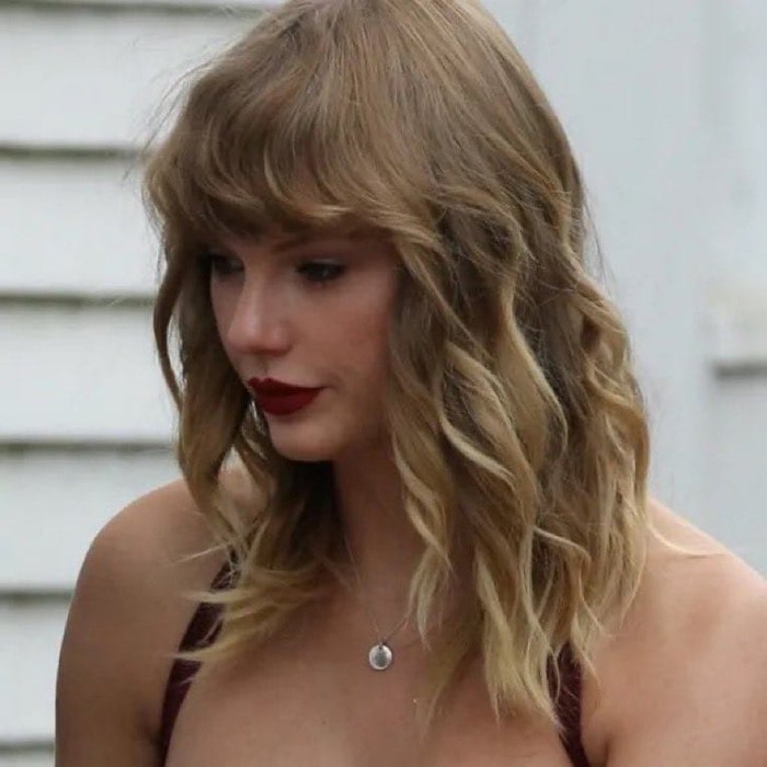 Taylor Swift lộ diện sau tin tức chia tay: quay MV xong và đi cùng 1 người đàn ông, cổ vẫn đeo vòng cổ Joe Alwyn tặng - Ảnh 5.