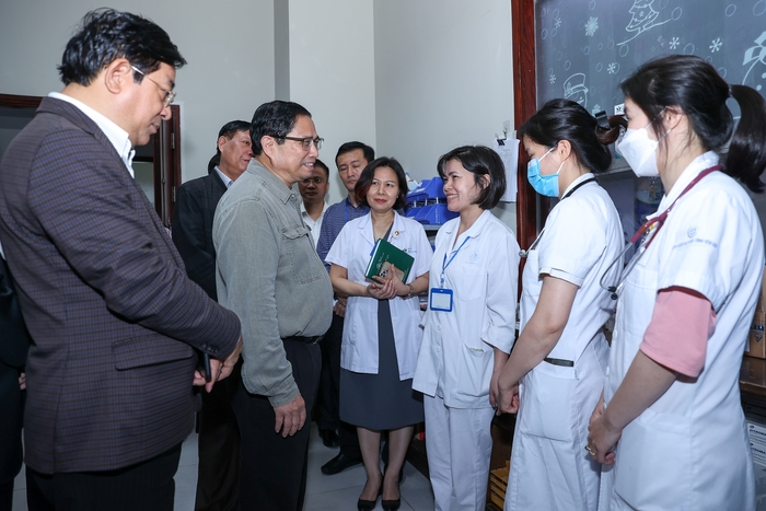 Thủ tướng kiểm tra đột xuất nhiều bệnh viện tuyến cuối, chỉ đạo nhiều vấn đề cấp bách - Ảnh 3.