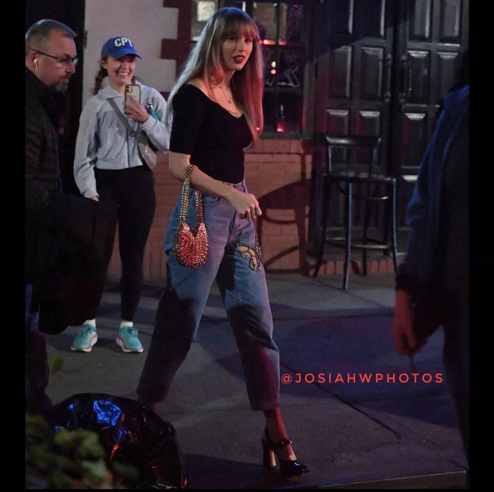 Taylor Swift lộ diện sau tin tức chia tay: quay MV xong và đi cùng 1 người đàn ông, cổ vẫn đeo vòng cổ Joe Alwyn tặng - Ảnh 2.