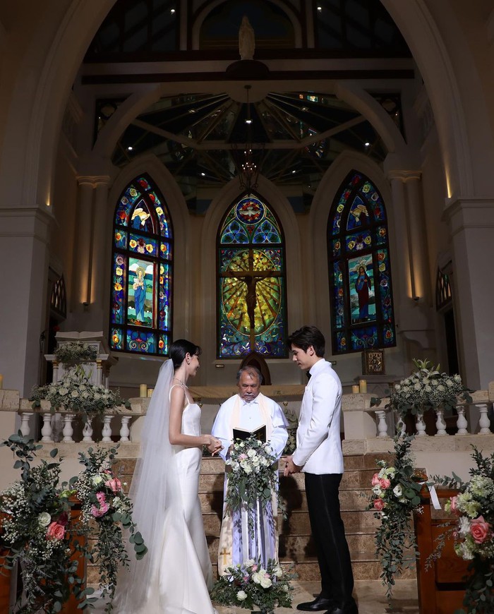 Nàng thơ của Sơn Tùng M-TP bất ngờ tung ảnh diện váy cưới cô dâu ở lễ đường - Ảnh 4.