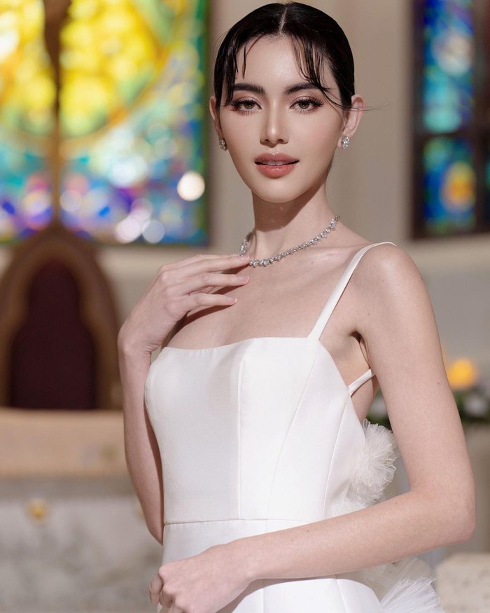 Nàng thơ của Sơn Tùng M-TP bất ngờ tung ảnh diện váy cưới cô dâu ở lễ đường - Ảnh 2.