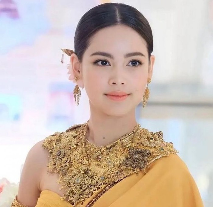 Yaya Urassaya hóa nữ thần Songkran xinh đẹp, tiết lộ về nụ hôn vai ngọt ngào của Nadech trong sự kiện khủng - Ảnh 2.