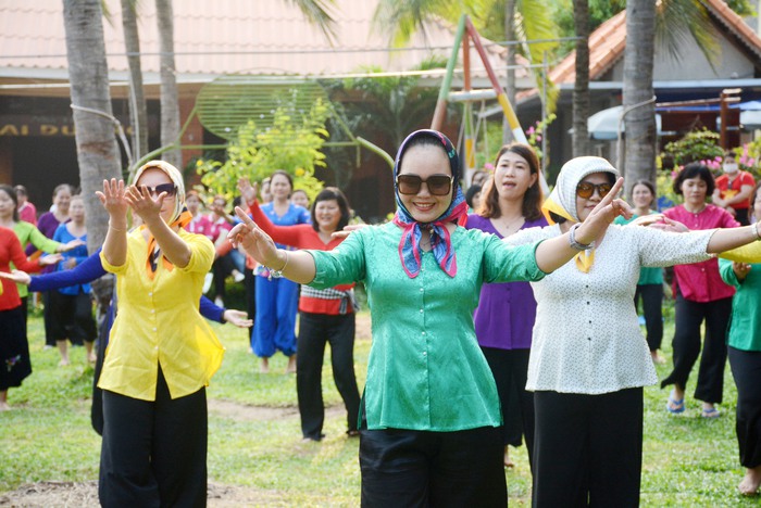 Hơn 300 cán bộ Hội Phụ nữ tham gia múa dân vũ trên biển - Ảnh 5.