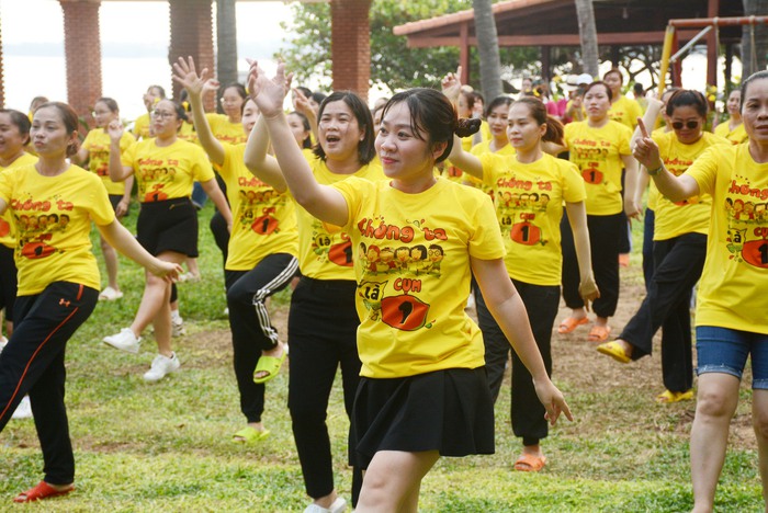 Hơn 300 cán bộ Hội Phụ nữ tham gia múa dân vũ trên biển - Ảnh 4.