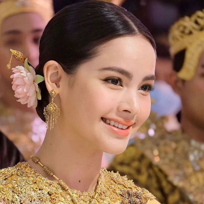 Yaya Urassaya hóa nữ thần Songkran xinh đẹp, tiết lộ về nụ hôn vai ngọt ngào của Nadech trong sự kiện khủng - Ảnh 3.