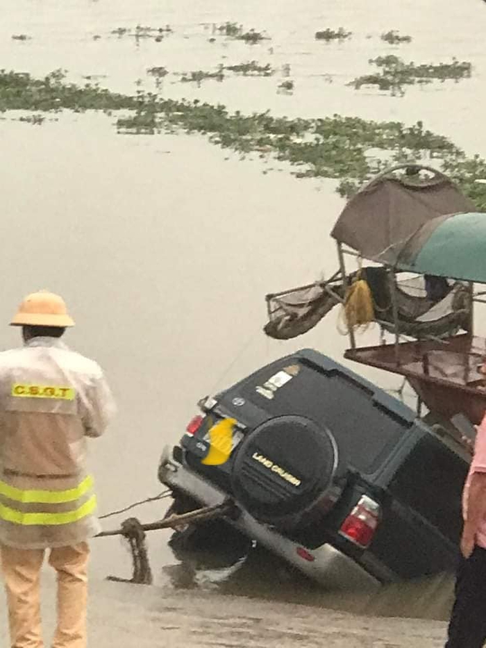 Phát hiện ô tô Land Cruiser chìm dưới sông ở Nam Định, tài xế tử vong bên trong - Ảnh 1.