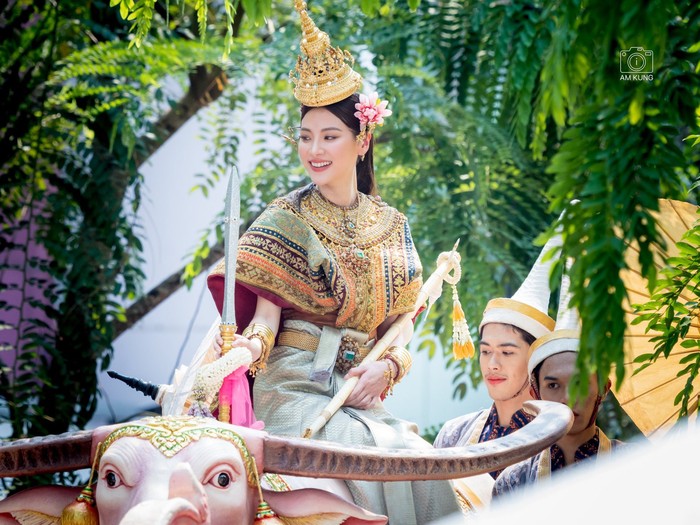 Baifern Pimchanok hóa nữ thần Songkran 2023, khoe visual mãn nhãn giữa đường phố Siam - Ảnh 9.