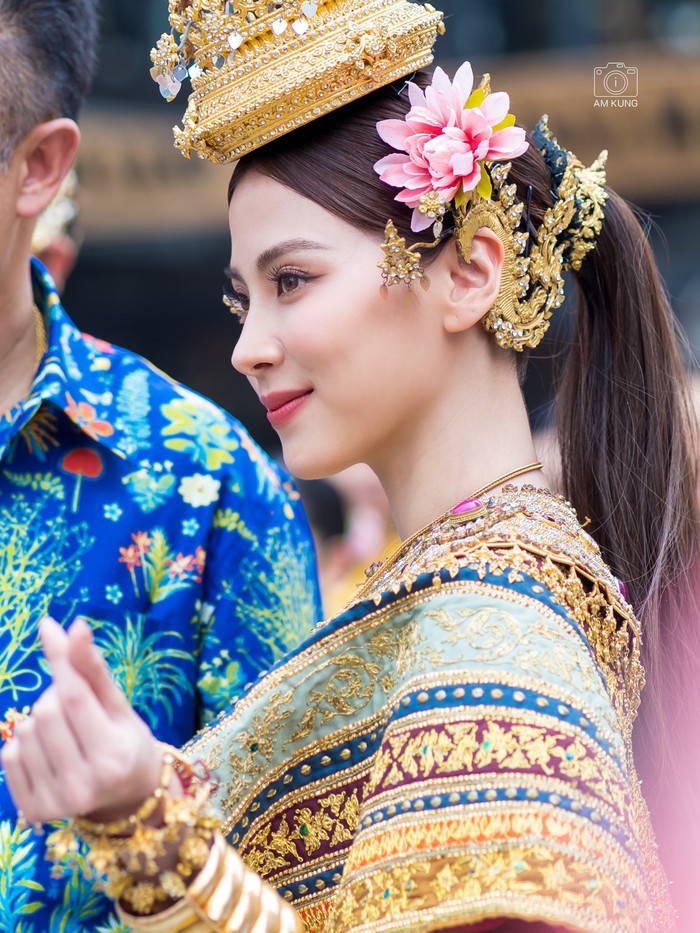 Baifern Pimchanok hóa nữ thần Songkran 2023, khoe visual mãn nhãn giữa đường phố Siam - Ảnh 6.