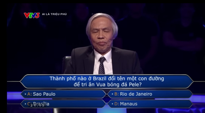 Chơi Ai là triệu phú, ông chú Hà Nam nhờ vợ trợ giúp câu hỏi về Vua bóng đá Pele: &quot;Tôi quyết không nghe Tào tháo!&quot; - Ảnh 1.