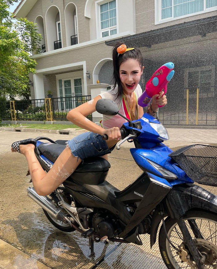 Nhận không ra Hoa hậu Hoàn vũ Thái Lan 2016 khi lên đồ đi “quẩy” Songkran bằng… xe máy   - Ảnh 1.