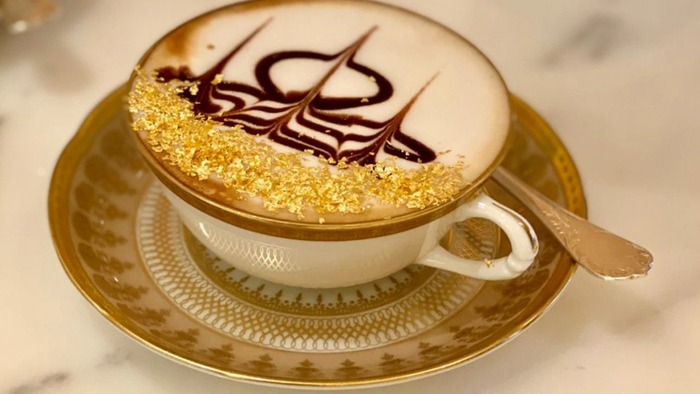 Thưởng thức ly cà phê rắc vàng 23 karat trị giá 500.000 VNĐ trong khách sạn cung điện nguy nga nhất thế giới, bạn có sẵn sàng &quot;chịu chơi&quot;? - Ảnh 2.