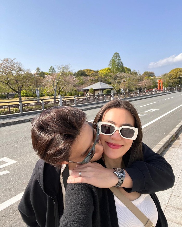 Cô dâu chú rể tương lai Mark Prin - Kimmy Kimberley gây sốt với nụ hôn “trụy tim” giữa đường phố Nhật Bản - Ảnh 3.