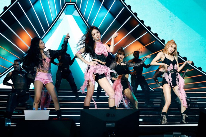 Truyền thông quốc tế nói về BLACKPINK tại Coachella: Làm nên lịch sử hoành tráng nhưng “công nghiệp&quot; không khác nào ngồi xem TV - Ảnh 3.