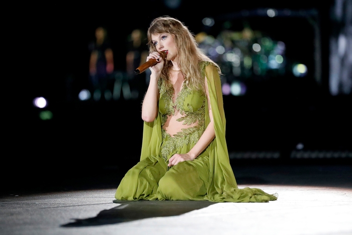 Biểu diễn trở lại sau khi chia tay: Taylor Swift “chửi thề”, mắc lỗi liên tục trên sân khấu - Ảnh 3.