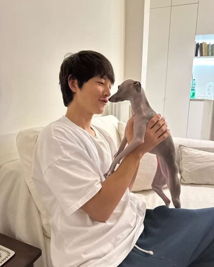 Song Joong Ki bất ngờ khoe ảnh đời thường, nhìn biểu cảm là biết đang hạnh phúc bên bà xã ngoại quốc cỡ nào - Ảnh 1.