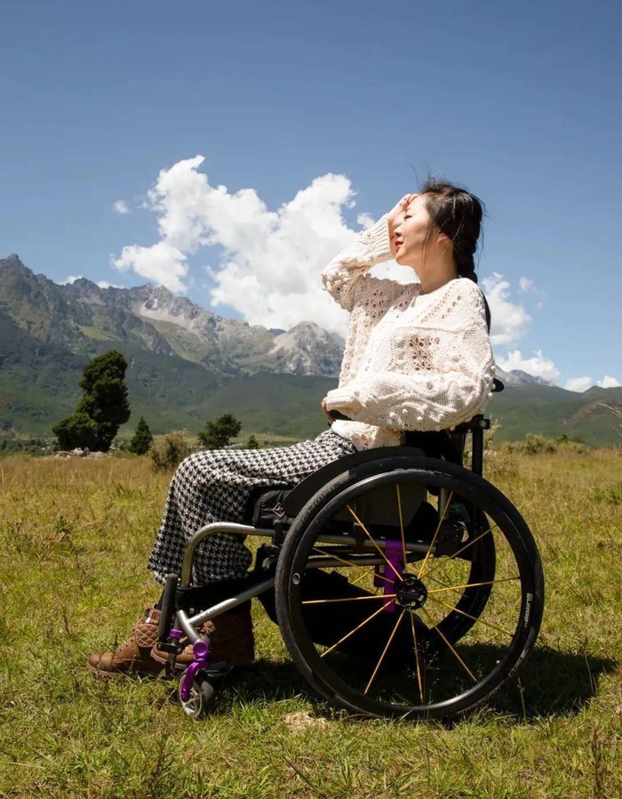 Ngồi trên xe lăn hơn 10 năm, người phụ nữ tìm thấy tự do bằng ngôi nhà &quot;không vật cản&quot; và tiếp tục khát khao du lịch thế giới - Ảnh 3.