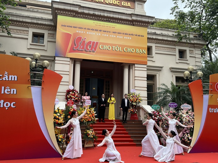 Dàn nghệ sĩ Nhà hát Tuổi trẻ biểu diễn Khai mạc Ngày Sách và Văn hóa đọc Việt Nam 2023