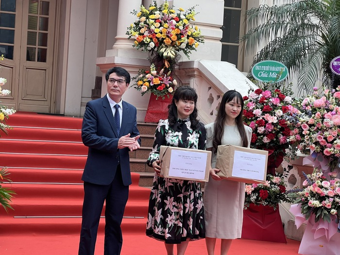 Thư viện Quốc gia Việt Nam tặng sách cho các trường học